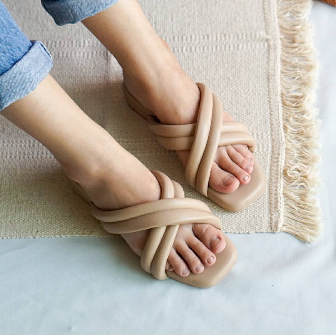 🌟พร้อมส่ง🌟 bubble shoes รองเท้าพื้นฟูนุ่ม (มากกกกกกก) ตัวสายไขว้นิ่มสุดๆ ส้นสูง1นิ้วกำลังดี มีพื้นกันลื่นให้ในตัว สวยตาแตกมากค๊า งานตัวจริง สวยทุกสี ใส่ดีมากๆ เดินทั้งวันก้ได้ ไม่อะไรที่จะทำให้เจ็บหรือเมื่อยเลยค๊า