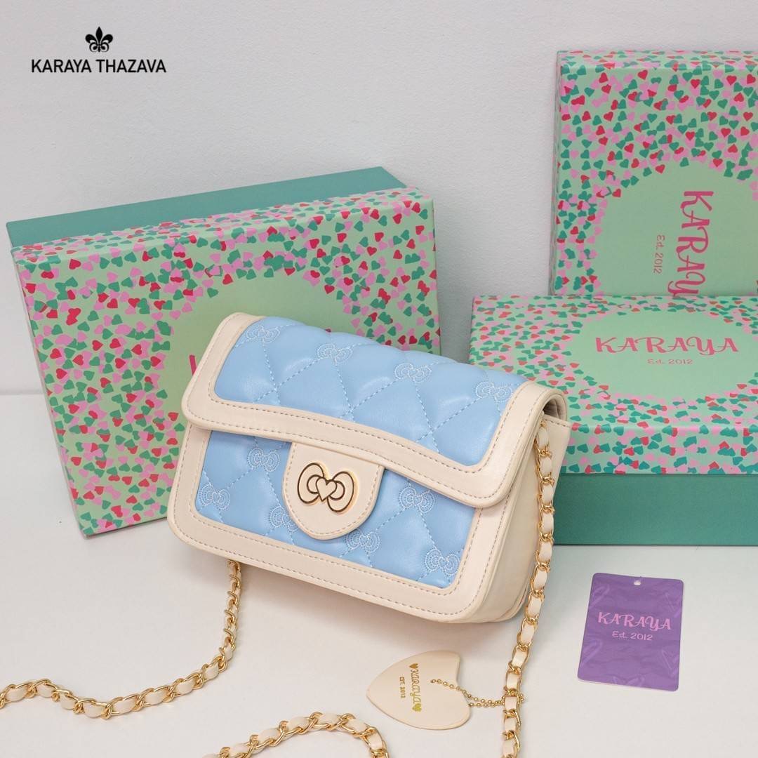 พร้อมส่ง!! KARAYA THAZAVA รุ่นใหม่ พร้อมกล่องแบรนด์ งานสวย สีหวาน น้องน่ารักมากๆค่ะ กระเป๋าสะพาย แบรนด์แท้ Karaya 100% ขนาดกำลังน่ารักพกพาง่าย วัสดุหนัง PU เกรดพรีเมี่ยม สีทรูโทน หวานละมุน น่าใช้มากค่ะ สายสะพายยาวแบบโซ่ปนหนัง ตัวกระเป๋าแต่งลายแบบน่ารักสวย