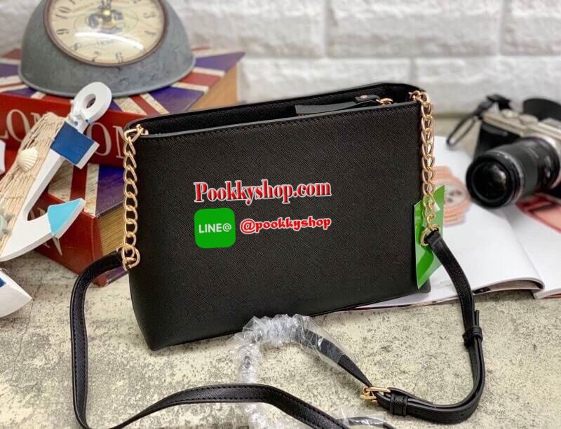 New arrival !! Kate spade new york saffiano crossbody bag รุ่นหายากค่ะ!! กระเป๋าสะพายข้าง วัสดุหนังซาฟเฟียโน่ หนังนิ่มมือ ไม่สากแข็ง น้ำหนักเบา ด้านหน้ามีโลโก้แบรนด์ ออกแบบลายรูปหมู ดูซุกซนน่ารัก พร้อมเขียนข้อความภาษาอังกฤษมาด้วยค่ะ เปิดปิดกระเป๋าแบบซิป ภ