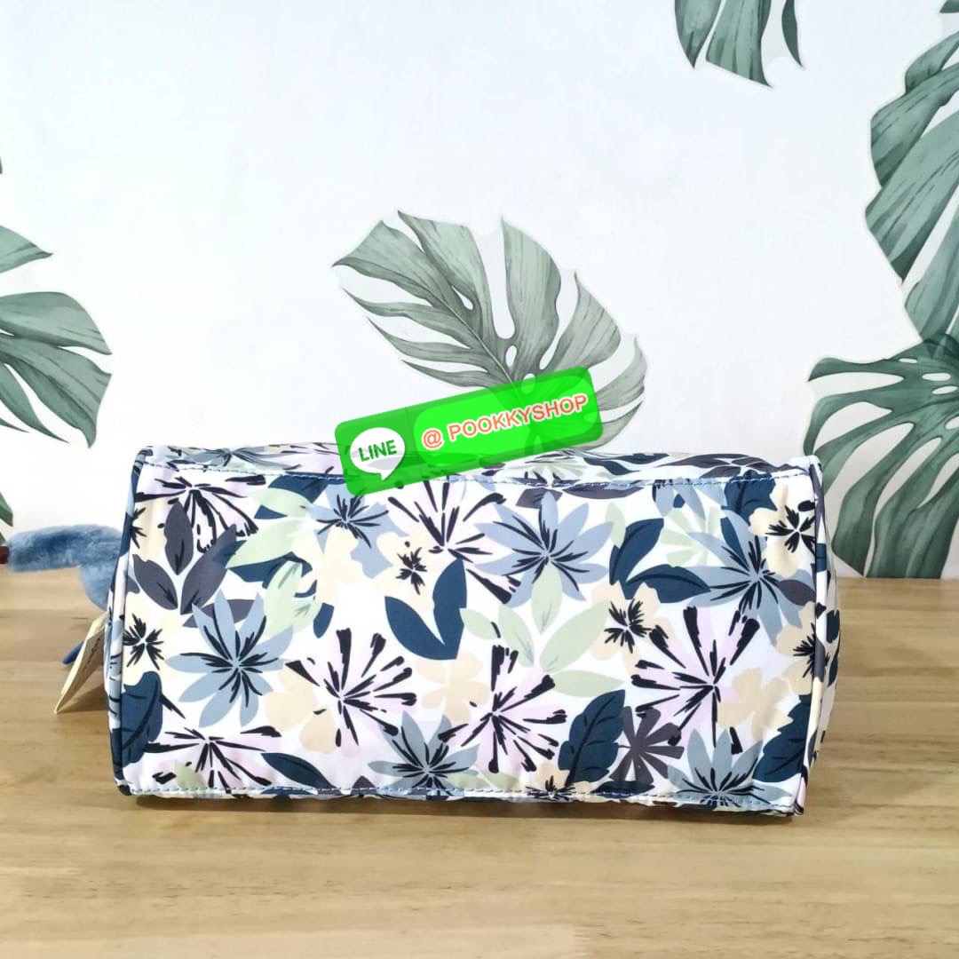 KIPLING AMIEL Medium Handbag กระเป๋าถือหรือสะพาย วัสดุ Nylon + Polyester ช่องหลักเปิด-ปิดด้วยซิป โล่ง กว้าง สามารถจุของได้เยอะ ด้านในมีช่องใส่ของทั้งซ้ายและขวา ด้านหลังมี ช่องลึกอีก 1 ช่อง พร้อมสายสะพายยาวปรับได้ free size เหมาะกับวันไปทำงาน วันสบายๆ สามา