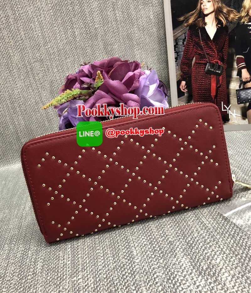 New arrival. LYN ALESSIA LONG WALLET BAG พร้อมส่งรุ่นใหม่ล่าสุดปี 2018 ค่ะ!!! กระเป๋าสตางค์ใบยาวซิปรอบ ตัวกระเป๋าปักหมุดกลมทรงข้าวหลามตัด เก๋มากๆค่ะ เปิดปิดกระเป๋าแบบซิป ภายในแบ่งสามช่อง มีช่องซิปกลาง ช่องหน้าหลังใส่ธนบัตร มือถือพวก iphon ได้ และช่องเสียบ