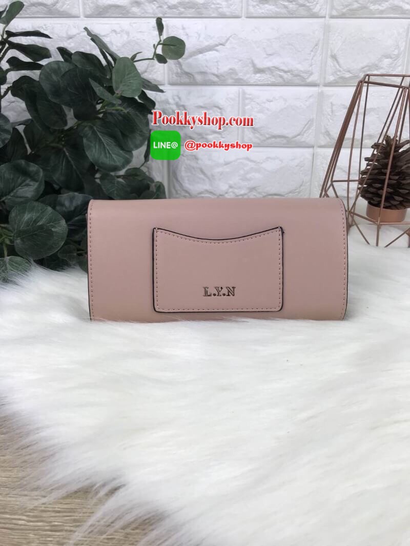 LYN AMOUR LONG WALLET กระเป๋าเงินใบยาวหนังเรียบ ปั๊มโลโก้แบรนด์ เปิดปิดแบบหมุนล็อก ด้านหลังใส่บัตรได้ ด้านในมีช่องซิปใส่เหรียญและช่องใส่บัตร พร้อมช่องธนบัตรตามยาว เป็นอีกรุ่นที่สวยน่าครอบครองค่า มีหลายสีมากๆ *มีถุงผ้า, ป้ายแท็ค*