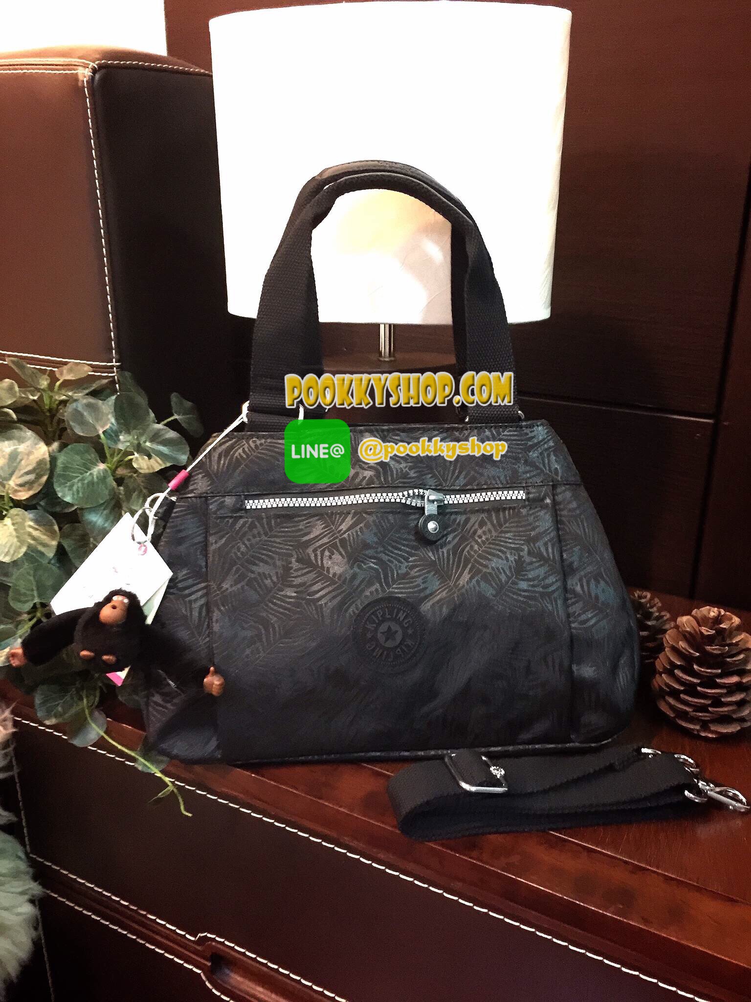 Don't Miss! KIPLING NYLON CITY BAG กระเป๋าถือหรือสะพายสไตล์ลำลองวัสดุ Nylon + Polyester 100% น้ำหนักเบามีหูหิ้วเเละสายสะพายยาวเลื่อนปรับระดับได้ถอดได้ เปิดปิดด้วยซิปสะดวกใช้ หัวซิป YKK โลโก้เเบรนด์ มีช่องแบ่ง3ช่องเเยกเป็นสัดส่วน ภายในกว้างเเละจุ มีโล