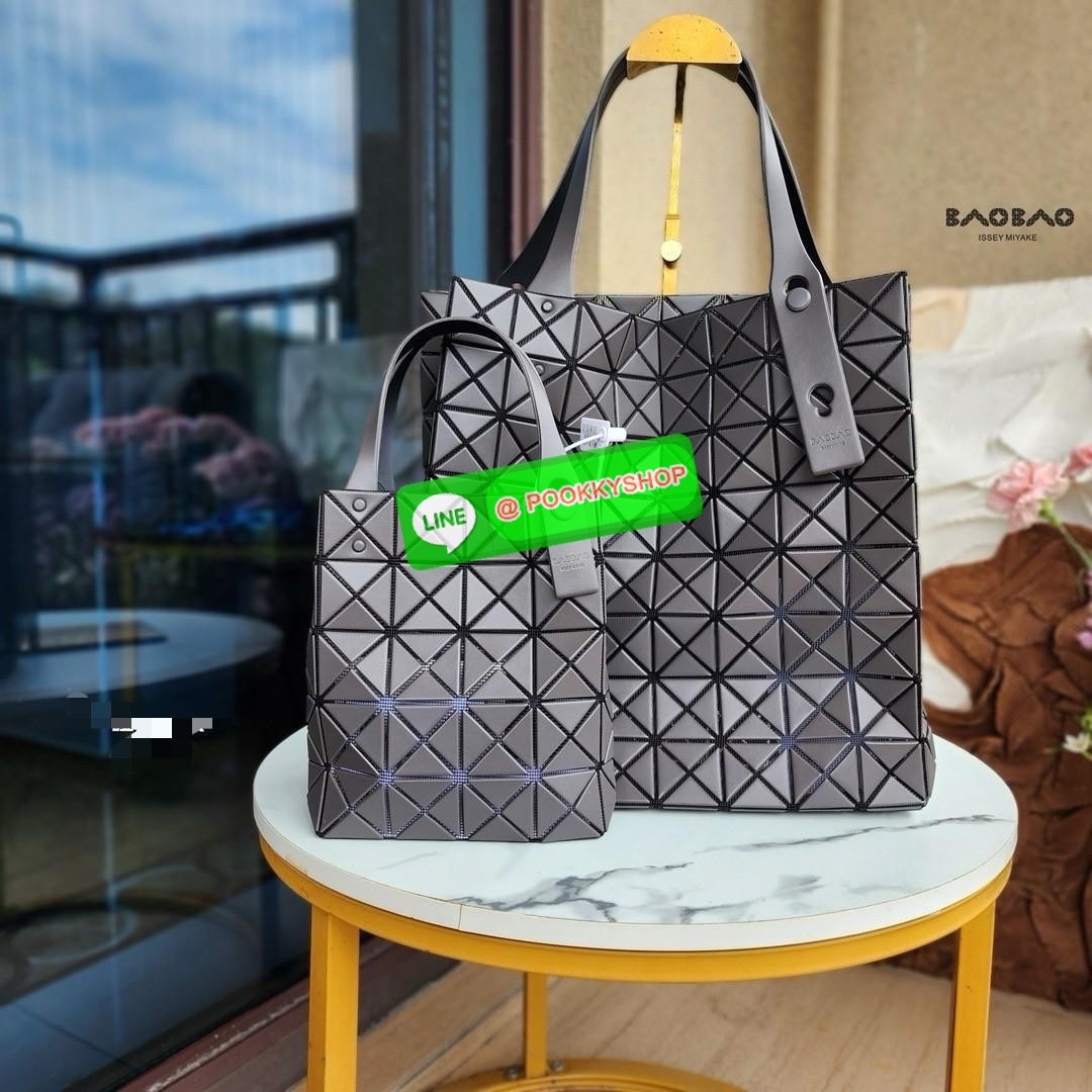 BAO BAO PRISM PLUS Handbag (Large) 🔖กระเป๋าถือจากแบรนด์ BAO BAO ISSEY MIYAKE ดีไซน์คลาสสิกทรงสี่เหลี่ยม มาพร้อมลวดลายสามเหลี่ยมที่มีมิติ 🔖วัสดุ: โพลีเอสเตอร์ ผสมหนัง 🔖 ปากกระเป๋าเปิด ซับในเป็นไนลอน มีช่องกระเป๋าด้านในและหูหิ้วกระเป