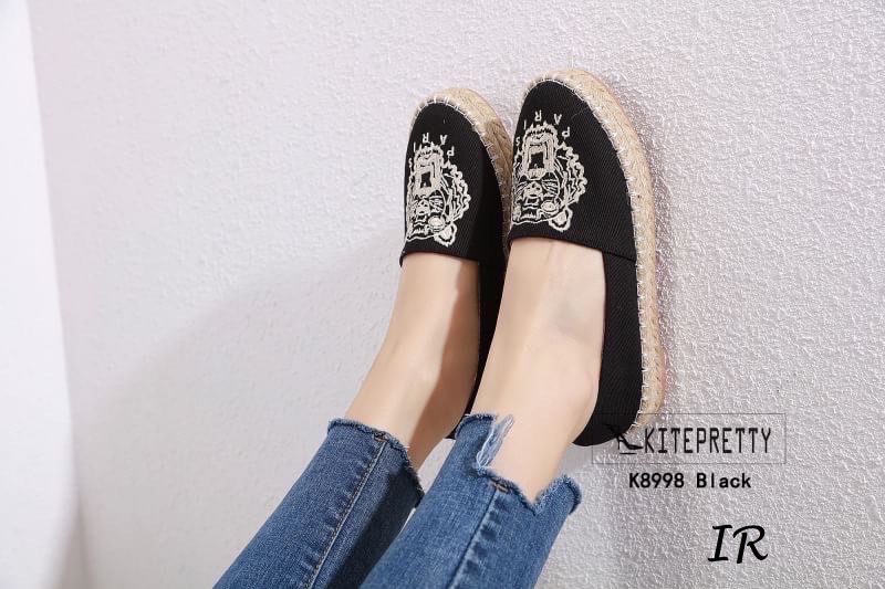 รีพีทแบบขายดี!!! พร้อมส่ง ของขาดไปหลายเดือน มาแล้วนะคะ หายากมาก ผ้าแคนวาสยกพื้นปักหน้าเสืองานสวยเป๊ะ พื้นนวมนิ่ม พื้นหนา 1 นิ้ว แบบสวยไฮโซ ใส่แล้วคุณจะโดดเด่น จนเพื่อนๆอิจฉาแน่นอน!!!