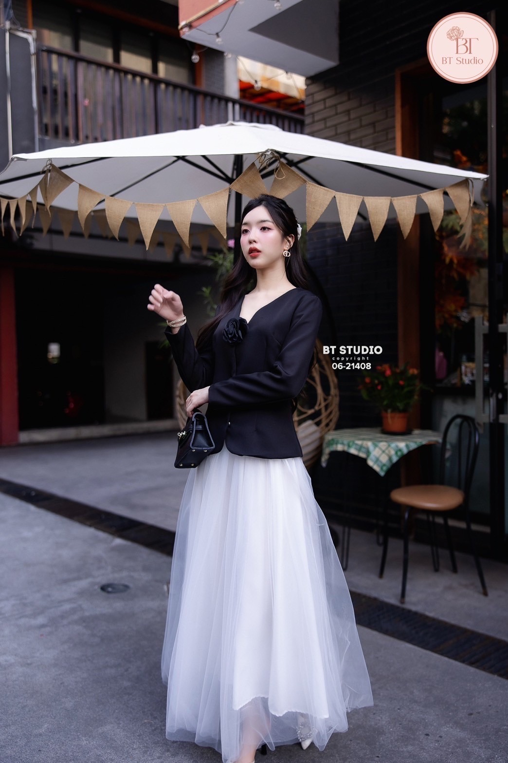 ชุดเซทแฟชั่น เซท 3 ชิ้น เสื้อเบเซอร์แขนยาวแต่งติดแป๊กด้านหน้า มาพร้อมเข็มกลัดโบ แมทซ์กับกระโปรงเอวสูง