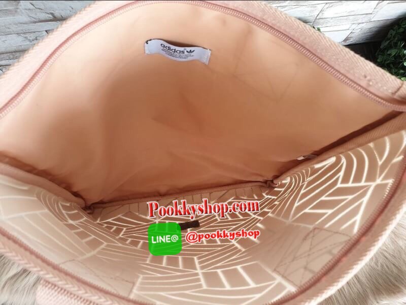 พร้อมส่ง Adidas Original Shopper 3D Tote Bag Trefoil Handbag Classic Sports คอลเลคชั่นสไตล์ Issey Miyake กระเป๋าสะพายข้าง ทรงสวยคลาสสิค แนว Sport สุดฮิต จากแบรนด์ADIDAS วัสดุด้านหน้าเนื้อ matte หนังนิ่ม มีน้ำหนักเบา ด้านหน้ามีแบรนด์ เปิดปิดด้วยซิป ภายในกว