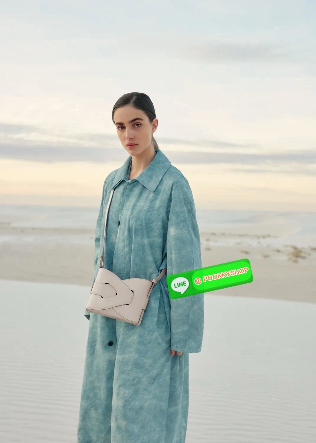 💕 Polene Nodde EDITION SMOOTH ใครที่อยากได้กระเป๋าเรียบๆ แต่ดูมีอะไร ขอแนะนำรุ่น Nodde หิ้วแล้วสวยแบบ Quiet Luxury โลโก้แบรนด์ถูกปั๊มไว้บริเวณด้านล่างของกระเป๋าอย่างประณีตจนแทบสังเกตไม่เห็น ฐานกระเป๋าถูกออกแบบมาให้เนียนเรียบ ปราศจากหมุด ในขณะที่ด้