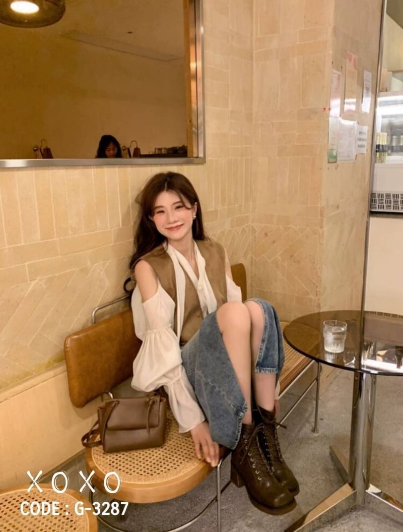 สินค้าพร้อมส่ง บูทรุ่นล่าสุดเข้าแล้วค๊า ของมันต้องมีเลยจร้า งานสวยมาก วัสดุเป็นหนัง PU ด้านหน้สเป็นเชือกร้อยแกะผูกใหม่ได้ได้ชอบ ด้านหลังเป็นซิปรูด ใส่สบายมากขึ้น มีส้นเล็กน้อย น้ำหนักเบา ด้านในบุผ้ากำมะหยี ซับในทั้งคู่ ด้านในนุ่ม ใส่สบาย แมทส์ชุดง่าย ใส่อ