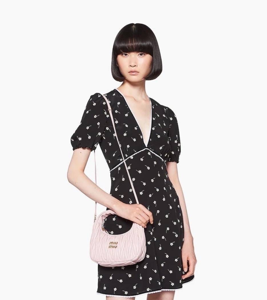 (N)(E)(W) MIU MIU ทรงนี้ฮิตมาก ดาราเซเลปใช้กันเยอะมาก ทรงสวยงานตัดเย็บอย่างดี มีสายสะพายยาว ใส่โทรศัพท์ได้สบายๆ เหลือที่ใส่ของอีกเยอะ มาพร้อมส่ง 4 สี สวยทุกสี