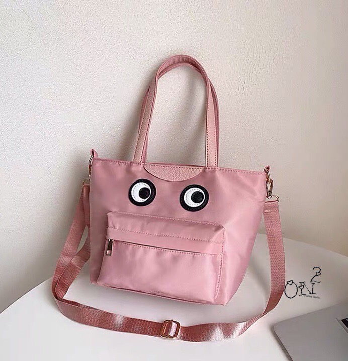 กระเป๋าสะพายข้าง brand anya วัสดุตัวกระเป๋าทำจากผ้ากันน้ำอย่างดีสีดำ ด้านหน้าส่วนลายเป็นหนังเย็บติด กระเป๋าเป็นปากซิป ด้านหน้ามีกระเป๋าเปิดออกมาเป็นสีแดงนะคะ มาพร้อมสายยาวทำจากผ้าไนล่อนอย่างหนาสีดำ สามารถปรับระดับได้