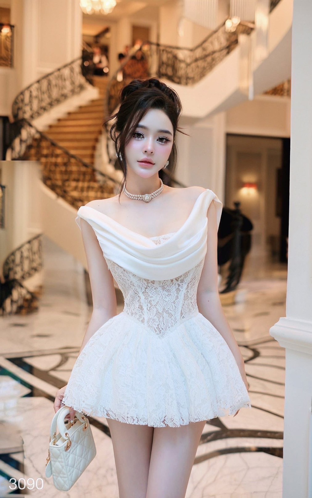 เดรสแฟชั่น มินิเดรสลูกไม้สีขาว คอถ่วงด้านหน้าตกแต่งด้วยผ้าซาติน