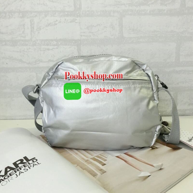 พร้อมส่ง KIPLING mini handbag k15313 กระเป๋าสะพายสุดน่ารัก ด้วยทรงกระเป๋าที่แสนจะน่ารัก มีความโค้งมน ขนาดกำลังดี ใช้งานง่ายๆในทุกวันของคุณ มีช่องด้านหน้าเปิดปิดง่ายด้วยตีนตุ้กแก และช่องอเนกประสงค์ปิดมิดด้วยซิป พร้อมพวงกุญแจน้องลิงอันเป็นเอกลักษณ์ของแบรนด์