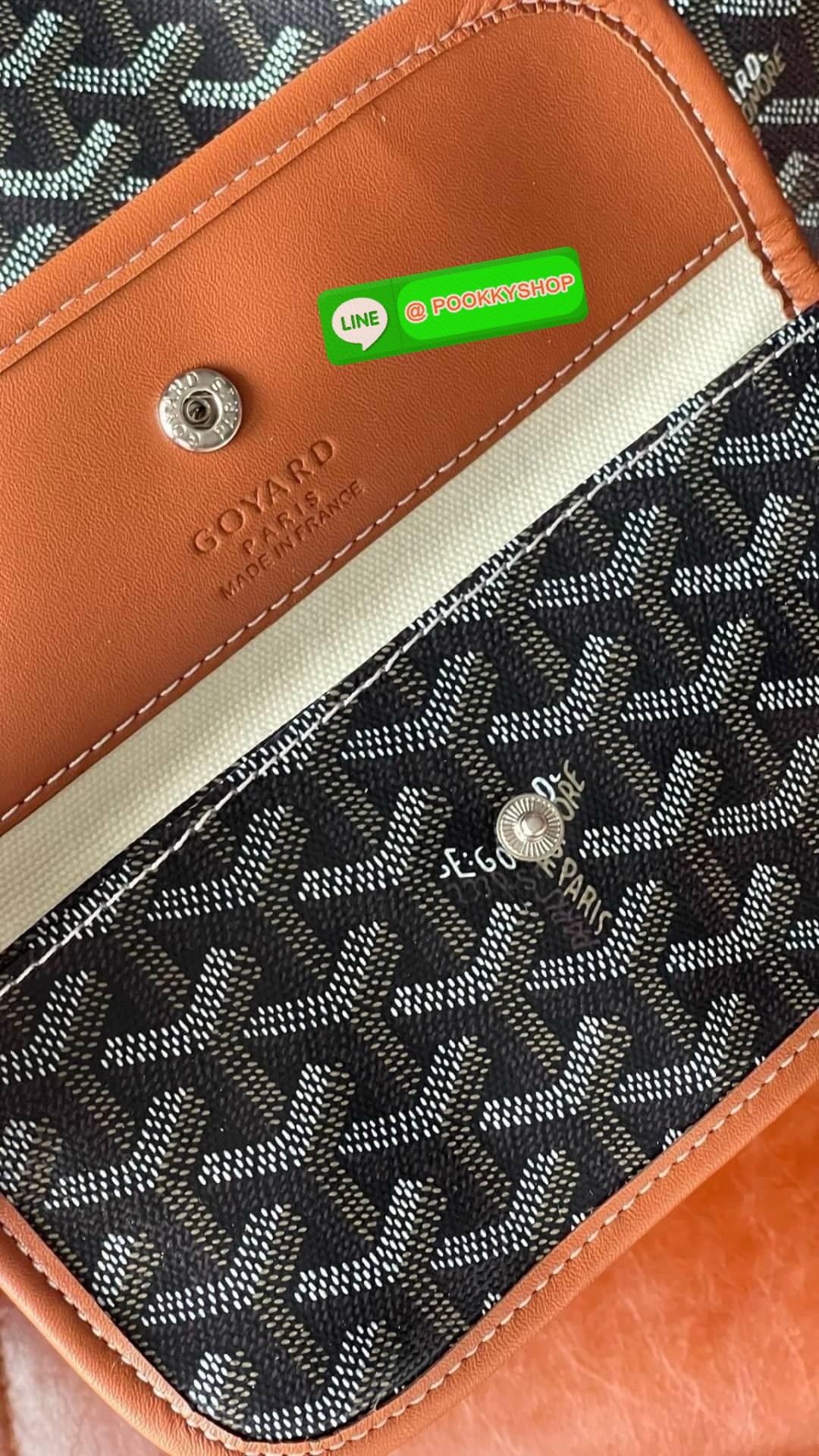 GM SIZE Goyard Saint Louis Claire-Voie GM Bag กระเป๋า Saint Louis GM มาในรุ่นลิมิเต็ดอิดิชั่นในผ้าใบ Goyardine Claire-Voie Grege สุดพิเศษใหม่ ผ้าใบเคลือบด้านในและสามเหลี่ยมด้านนอกที่โดดเด่นเป็นสีเดียวกันซึ่งสร้างภาพลวงตาที่สามารถมองเห็นผ่านกระเป๋าได้ กระเ