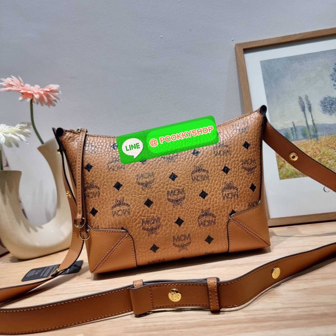 MCM KLARA SHOULDER BAG IN VISETOS ไอเท็มยอดฮิตที่ใครๆต่างก็ตามหา กับกระเป๋าสะพาย สะดวกใช้ ขนาดกำลังดี ดีไซน์เรียบง่าย แต่ซ่อนความหรูคงเอกลักษณ์ วัสดุหนังแคนวาสคุณภาพ รูปเปิด-ปิดง่ายด้วยซิป ภายในโล่งกว้าง ใส่ของจำเป็นในชีวิตได้สบายๆ จัดให้พร้อม original bo