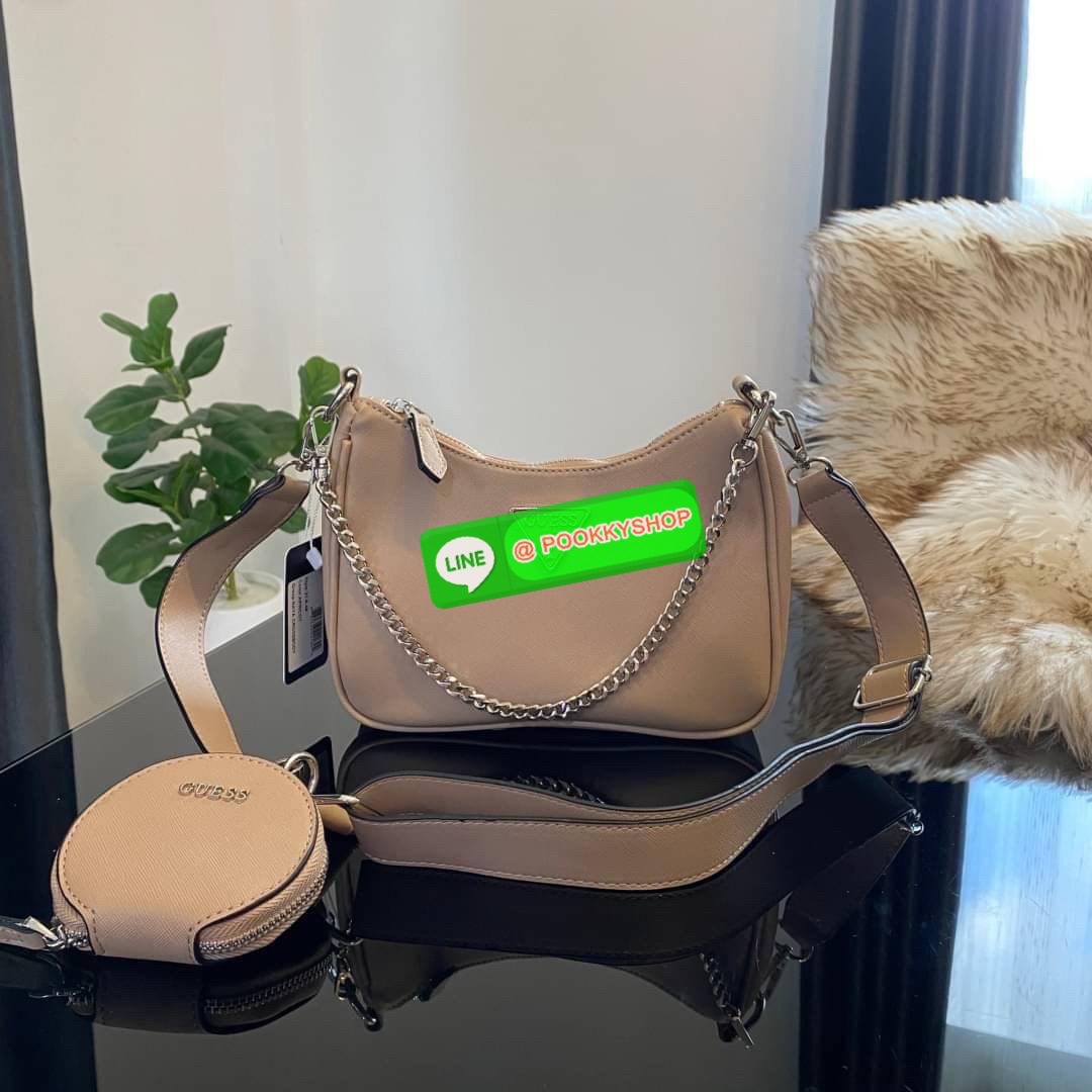 รุ่นใหม่ล่าสุด GUESS SHOULDER BAG ซื้อ1ได้ถึง2ไอเท็ม กระเป๋าพอชรูปทรงสวย เปิด-ปิดด้วยซิปด้านในโล่งกว้างมีช่องซิปใส่ของจุกจิก เพิ่มความน่ารักด้วย กระเป๋าใส่เหรียญใบเล็กทรงกลม เฝสามารถถอดใช้แยกได้ มาพร้อมสายโซ่สะพายไหล่ และสายสะพายยาวสามารถปรับระดับได้ฟรีไซ