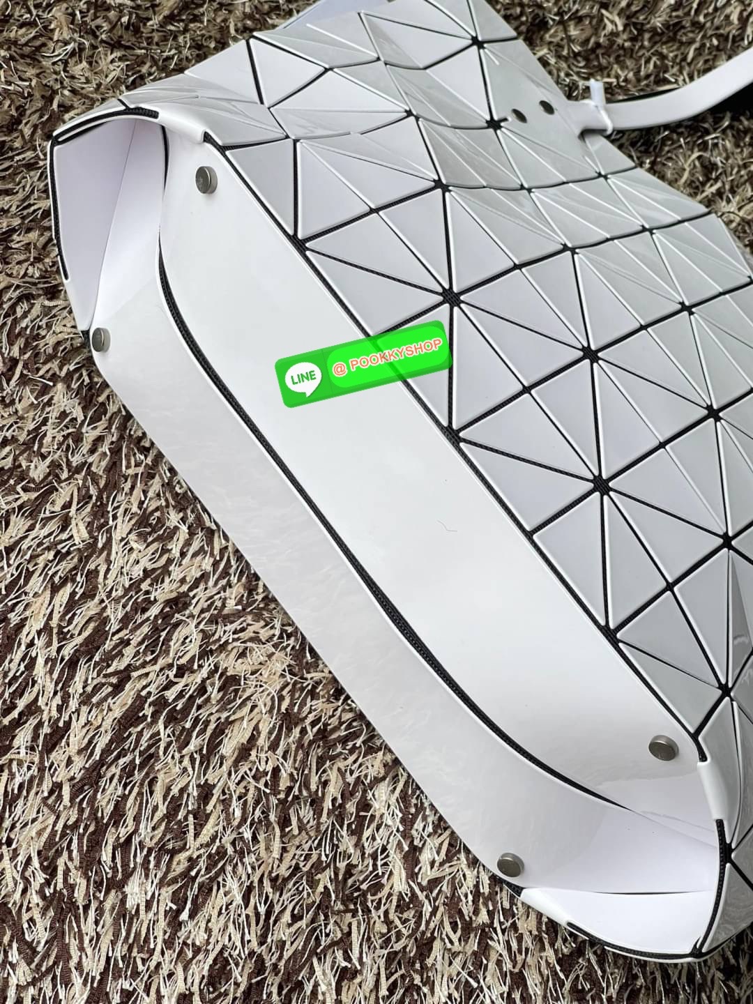 💕 Bao Bao Issey Miyake ROCK MATTE ซีรีส์นี้จะเป็นทรงสี่เหลี่ยมผืนผ้า มีซิปปิดด้านบน ถือเป็นรุ่นที่เหมาะกับการใช้งานในชีวิตประจำวัน สามารถพับมุมและบริเวณด้านล่างของกระเป๋าเพื่อเพิ่มความสะดวกสบายในการใช้งาน ทั้งยังช่วยให้วางกระเป๋าในแนวตั้งได้อีกด้ว