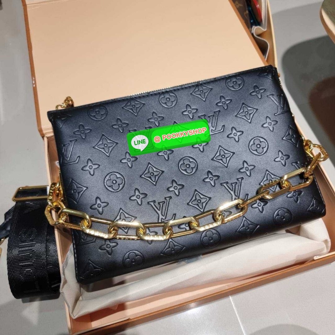 LV coussin pm bag 🔆 Details กระเป๋าสะพายกึ่งคลัชท์ สุดล้ำ ดีไซน์ใหม่ สีลิมิเต็ด ล่าสุดจากเคาน์เตอร์ duty free มาแรงมาก ด้วยความสวยปังตั้งแต่แรกเห็น มาพร้อมสาย 2 เส้น สวยลัคชูแบบสับๆ มีสายโซ่ที่มีดีเทลละเอียดไม่ซ้ำ และสายสปอร์ตครอสบอดี้ ที่จะคล้องไ