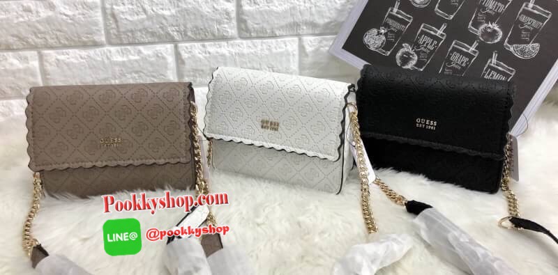 New arrival !!! GUESS Rayna Mini Faux Crossbody Bag 2018 กระเป๋าสะพายข้างหรือแบบครอสบอดี้ร์ได้ ลายหนังปั้มโลโก้แบรนด์ทั้งใบ หนังนิ่มมากกค่ะ!!! ด้านหน้ามีโลโก้แบรนด์ เปิดปิดกระเป๋าแบบกระดุมแม่เหล็ก ภายในโล่ง สมารถใส่มือถือรุ่น plus ได้;ตลับแป้งได้ค่ะ มีช่อ