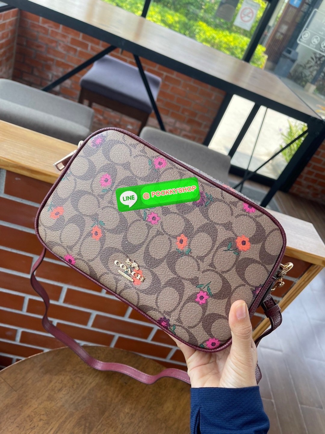 Coach JES CROSSBODY IN SIGNATURE CANVAS (COACH C5800) WHITE FLOWER PRINT /BLACK BROWN MULTI/LIGHT GOLD Product details | Signature coated canvas with smooth leather details| Inside multifunction pocket| Double zip closure, fabric lining| Outside slip pock