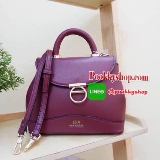 Lyn กระเป๋าหิ้วมาพร้อมสายสะพาย ขนาดกลางๆไม่เล็กไม่ใหญ่ ดีไซน์สวยน่ารัก ด้านในมีป้ายโลหะปั๊มแบรนด์ ใต้กระเป๋ามีหมุดรองทั้ง 4 มุม รูปทรงสวยเก๋ขนาดนี้ ไม่มีไม่ได้นะคะ