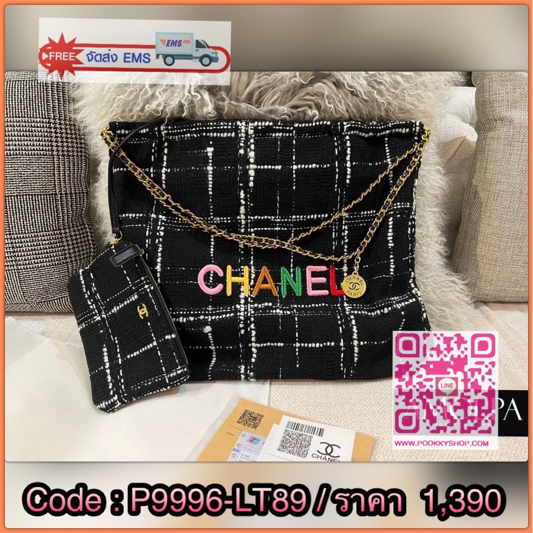 มาต่อที่ ACCESSORIES กระเป๋า CHANEL 22 HANDBAG สวยตาแตก ปังสุดๆ ในคอลเล็คชั่นล่สสุด Spring Summer 2022 กระเป๋าที่ตอบโจทย์การใช้งานของสาวๆ เรียกว่า every day bag ก็ได้น้าา รูปทรงสี่เหลี่ยม ดีไซน์เรียบง่าย แต่ยังคงความหรูหราด้วยวัสดุผ้าทวิต ปักตัวอักษร CHAN