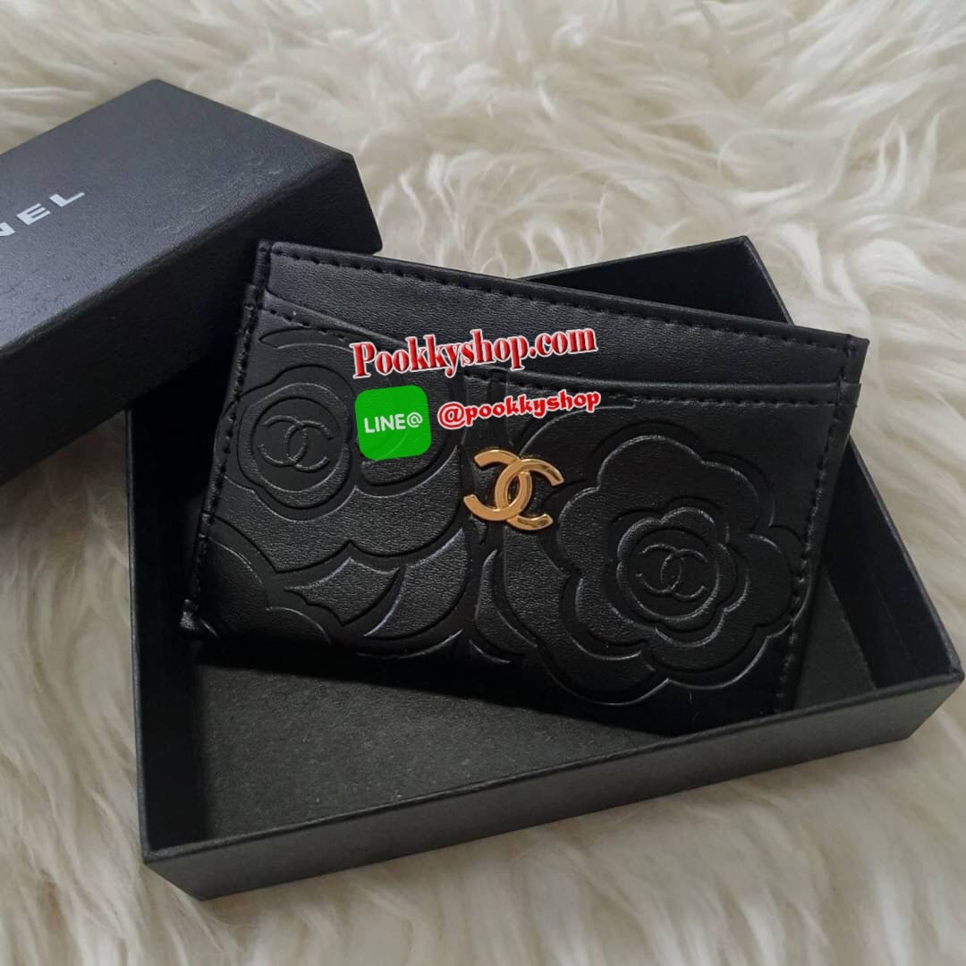 New Arrival! งานหรูเว่อวัง พร้อมส่งคะ Chanel Card Holder in Black(GWP) 💳 จากพรีเมี่ยมกิ้ฟแบรนด์หรูอย่าง chanel ดีไซน์สวยเก๋ หนังเรียบสีดำปั้มลายดอกคามิเลีย ประดับ Logo brand อะไหล่ทอง ขนาดกำลังน่ารัก ด้านในปั้ม Made in Italyและโลโก้แบรนด์ ใส่บัตรไ