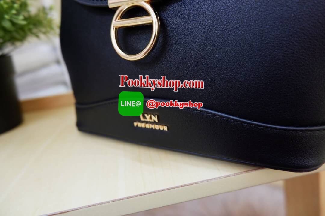 Lyn กระเป๋าหิ้วมาพร้อมสายสะพาย ขนาดกลางๆไม่เล็กไม่ใหญ่ ดีไซน์สวยน่ารัก ด้านในมีป้ายโลหะปั๊มแบรนด์ ใต้กระเป๋ามีหมุดรองทั้ง 4 มุม รูปทรงสวยเก๋ขนาดนี้ ไม่มีไม่ได้นะคะ