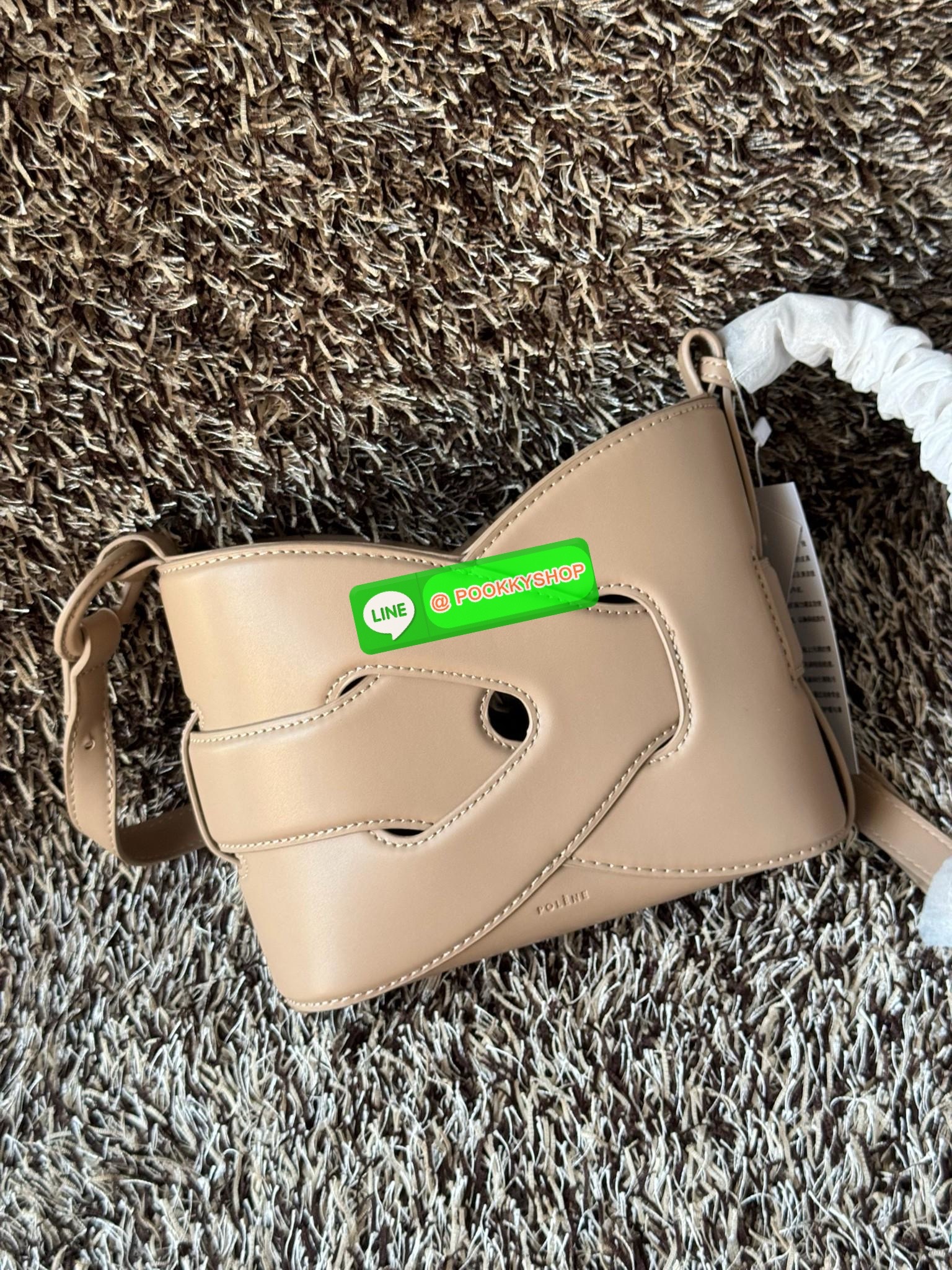 💕 Polene Nodde EDITION SMOOTH ใครที่อยากได้กระเป๋าเรียบๆ แต่ดูมีอะไร ขอแนะนำรุ่น Nodde หิ้วแล้วสวยแบบ Quiet Luxury โลโก้แบรนด์ถูกปั๊มไว้บริเวณด้านล่างของกระเป๋าอย่างประณีตจนแทบสังเกตไม่เห็น ฐานกระเป๋าถูกออกแบบมาให้เนียนเรียบ ปราศจากหมุด ในขณะที่ด้