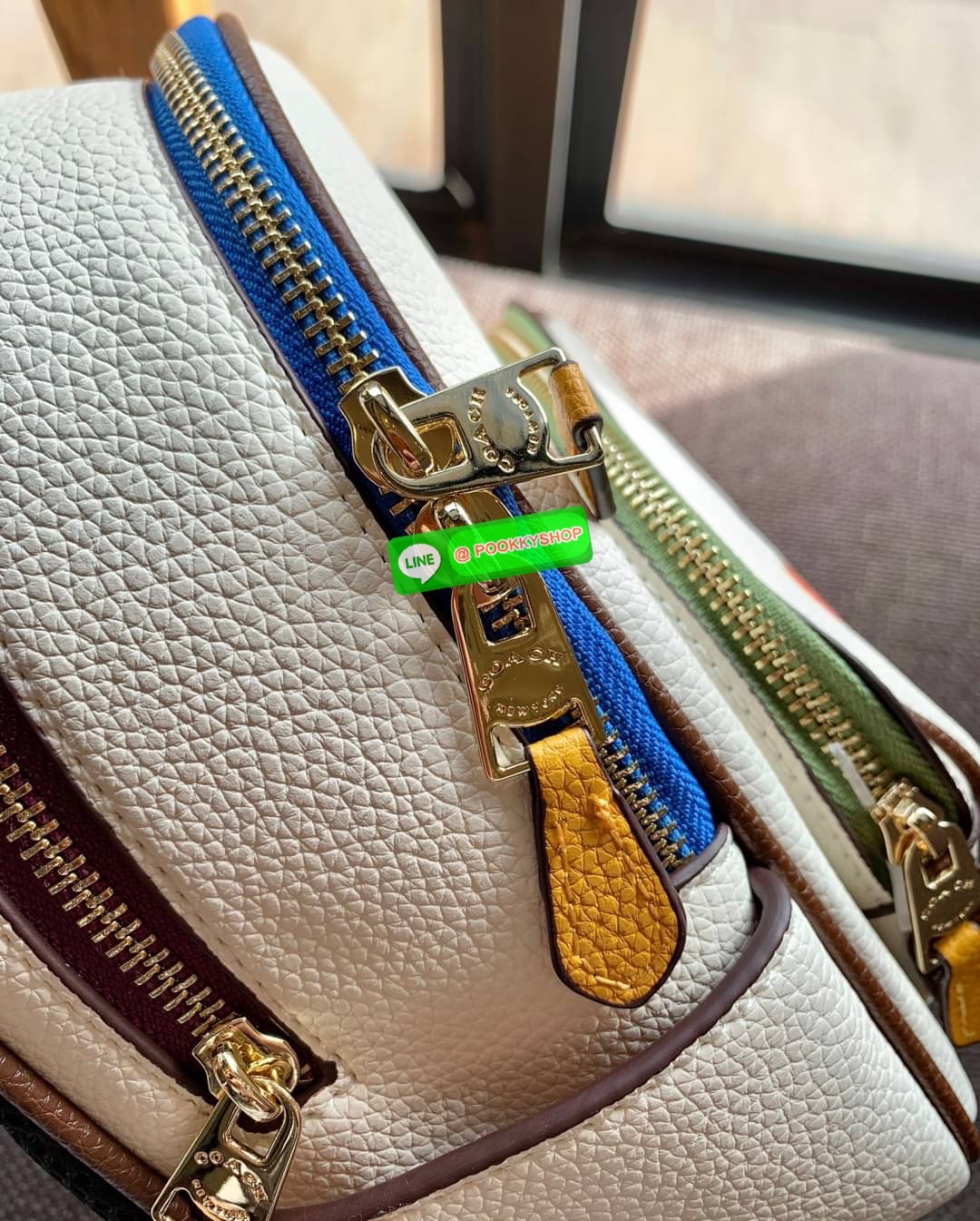 COACH MINI COURT BACKPACK WITH RAINBOW COACH ((CA624)) 🌈ต่อกันเลย สวยกันก่อน วางน้องไม่ลงเลยจริงๆค่าา😍 พร้อมส่ง! ยังไม่เข้าไทย กับกระเป๋าสะพายหลังแบบมีหูหิ้วในตัว บอกก่อนเลยว่าหนังของน้องทั้งนิ่ม ทั้งสวย อย่างดีเลยค่ะ