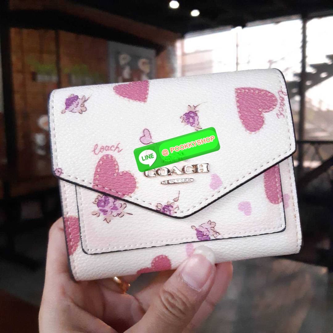 COACH 69683 SMALL WALLET WITH HEART FLOWER กระเป๋าสตางค์ใบสั้น พับสองตอน โทนสีละมุน แต่งเติมสีสันด้วยหัวใจและดอกไม้รอบใบ ดูสวยหรูอย่างลงตัว (รัก)(รัก)(ดอกไม้)(ดอกไม้) เปิด-ปิดด้วยกระดุม ภายในมีช่องใส่บัตร ใส่ธนบัตรได้ทุกขนาด ด้านหลังมีช่องซิปเล็กให้อีก รา