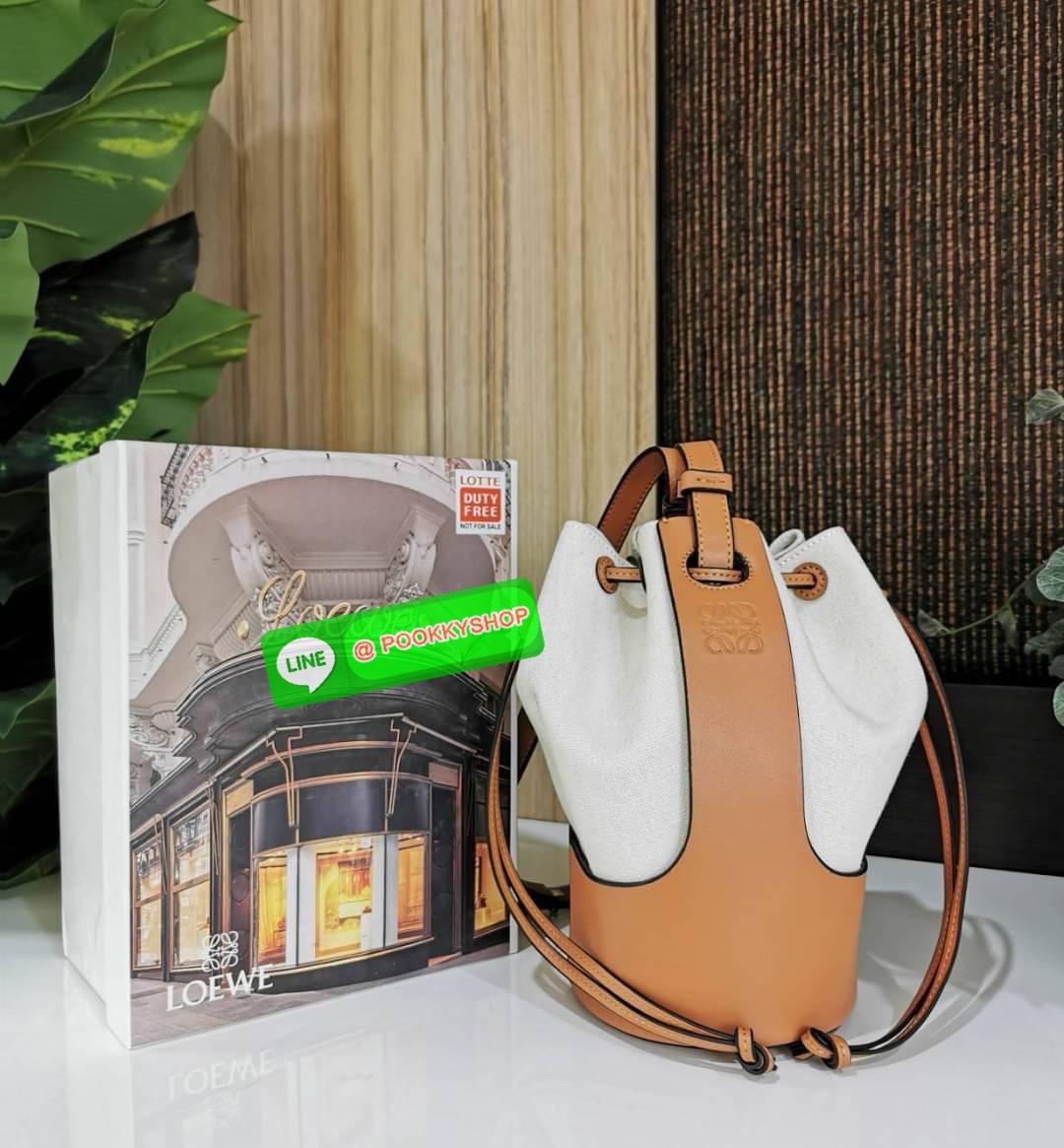 ✴️พร้อมส่งความสวย!✴️ NEW IN! LOEWE CROSSBODY BUCKET BAG GIFT WITH PURCHASE (GWP) กระเป๋าถือหรือสะพายพรีเมี่ยมกิ๊ฟ Limited Edition จาก LOEWE PERFUME DUTYFREE COUNTER วัสดุ Canvas & Leather calfskin ขนาดกำลังดี น้ำหนักเบา ภายในโล่งกว้างและจุ ส