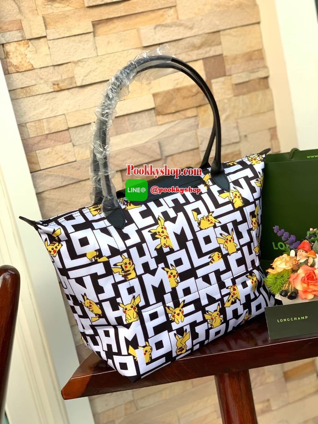 LONGCHAMP X POKÉMON SHOULDER BAG เพราะรู้ว่า &quot;เลอ ปลิยาจ&quot; (Le Pliage) เป็นกระเป๋าไอคอนิคยอดนิยมของคนทุกเพศทุกวัย ไม่ว่าจะเป็นคนธรรมดาหรือเซเล็บ ลองฌอมป์ก็เลยจัดให้ &quot;ปิกาจู&quot; ไปวิ่งเล่นอยู่บนกระเป๋าที่ออกมาเป็นซีรีส์ซะเลย และยังคงความ Le