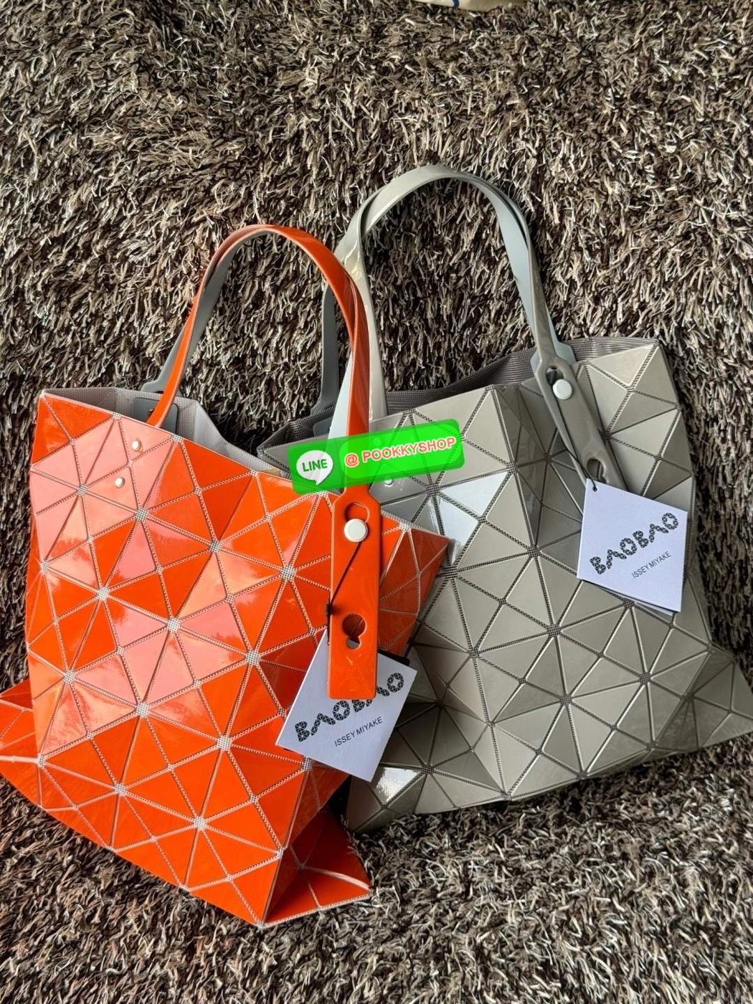 Baobao Issey Miyake 6x6 กระเป๋า Tote รุ่นนี้ถือว่าเป็นกระเป๋า Tote ไซส์กลางที่เหมาะกับการพกพาสิ่งของที่จำเป็นในทุก ๆ วัน มาพร้อมสายที่สามารถปรับได้ทั้งสองสาย และมีช่องใส่ของช่องเล็กด้านใน 1 ช่อง จุของได้เยอะแถมยังทนทาน ใช้เป็น Everyday Bag ได้เลยคะ พกพาสะ