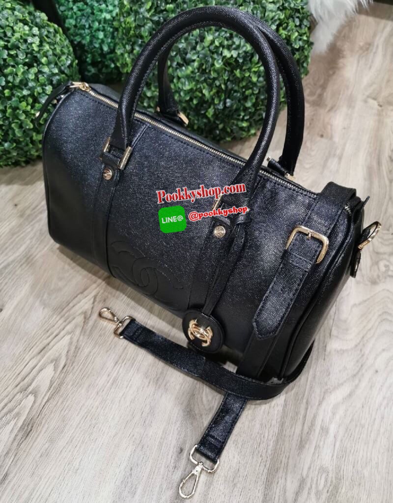 NEW! CHANEL CAVIAR LARGE HANDBAG VIP GIFT WITH PURVHASE กระเป๋าเดินทางใบใหญ่รุ่น Limited Edition - GWP พรีเมี่ยมกิ๊ฟของเเท้จาก Chanel Counter หนังคาเวียร์เนื้อหนาสีดำขึ้นลายสวยหรูอยู่ทรง ด้านหน้ามีโลโก้แบรนด์ เปิดปิดด้วยซิปสะดวกใช้ ประดับTAG โลโก้แบรนด์อะ