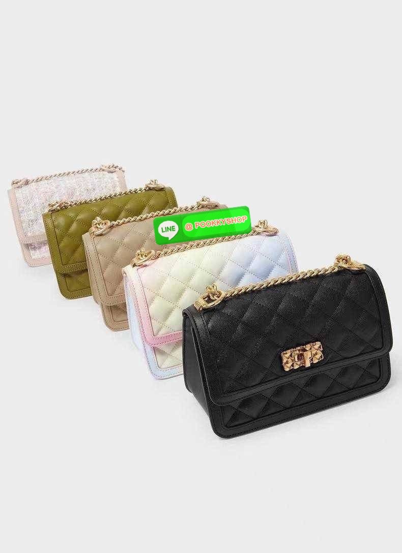 กระเป๋าสะพายข้างคอลใหม่ล่าสุดสามารถถอดสายปรับเป็นทรงคลัชได้นะคะ สายโซ่ปรับระดับไม่ได้แต่ถอดออกได้จ้าด้านในแบ่งเป็น 2 ช่องใช้งาน 1 ช่องใหญ่ตรงกลางและ 1 ซิปด้านหน้า มีช่องเสียบบัตรให้ด้วยนะคะ ฝากระเป๋าเปิดปิดด้วยตัวหมุนล็อคค่ะ
