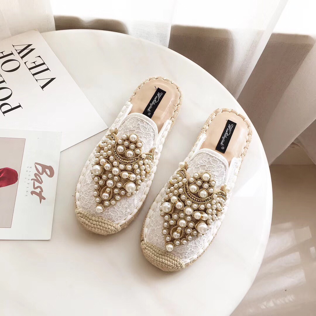 พร้อมส่งรอบ2 เลยจ้า รองเท้าเปิดส้น งานสวยๆพร้อมเสิร์ฟจ้า ตัวนี้ห้ามพลาด ร้องเท้าเปิดส้นผ้าลูกไม้อะไหล่มุขมาพร้อมเพชร งานสวยหรู งานเวอร์วังมากค่ะ รุ่นนี้ทรงสวยมาก แม่ค้าคอนเฟริม ห้ามพลาดเลยจ้าตัวนี้แนะนำ อย่าช้ารีบเลย