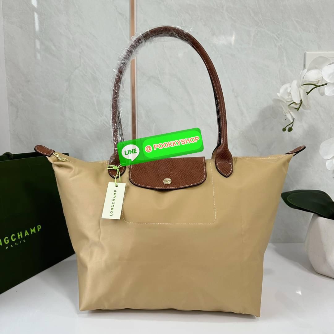 LONHGCHAMP LE PLIAGE ORIGINAL L TOTE BAG 🔖กระเป๋าสะพายไหล่ Le pliage ใบใหญ่ เรียบง่ายจุของได้เยอะ สามารถเก็บเอกสารหรือแล็ปท็อปได้คะ 🔖วัสดุ:ไนลอนเคลือบ 🔖เปิด-ปิดด้วยซิป ภายในกว้าง มีช่องลับแยกคะ 🔖สามารถพับเก็บได้พกพาสะดวกคะ