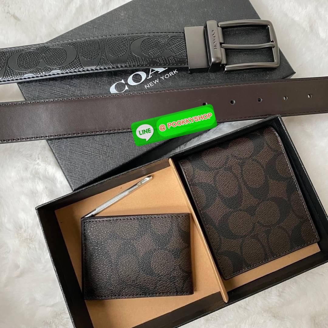 COACH Short Wallet with Belt Set Signature เซทสุดคุ้มค่ะได้ทั้งเข็มขัดและกระเป๋าสตางค์แบบพับ 2 ตอนมีช่องใส่รูปใส่บัตรใส่ธนบัตรแยกเป็นสัดส่วนเหมือนกระเป๋าสตางค์ใบยาวคุณภาพดีตามแบบฉบับของแบรนด์ มาในกล่องแบรนด์สามารถมอบเป็นของขวัญได้ ไอเท็ม Must Have ใครไม่ท
