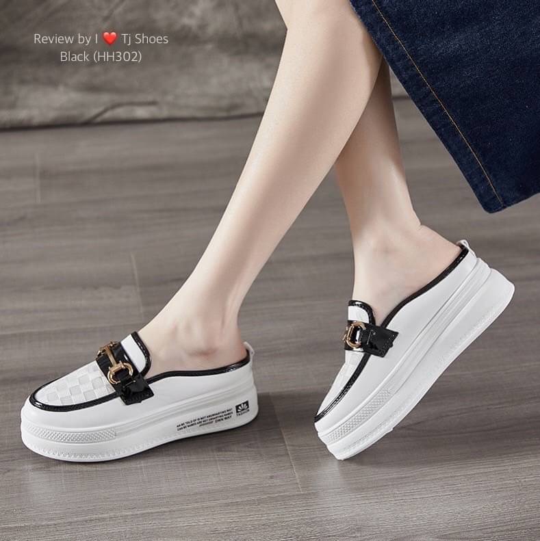 ที่สุดของความเกร๋ขายดีมากๆ ต้องยกให้คู่นี้จร้า!!! รองเท้าผ้าใบเพื่อสุขภาพ สุคคิ้วท์ สวมใส่ง่าย ทรงสวย พื้นยางอย่างดี รุ่นนี้ใส่แล้วเท้าไม่อับชื้นน่ะคะ จับแมทกับชุดอะไรก็เกร๋แถมใส่ได้เรื่อยๆ สวยด้วยเพื่อสุขภาพเท้าที่ดีด้วย ควรมีไว้เป็นคู่โปรด เป็นรุ่นที่ทา