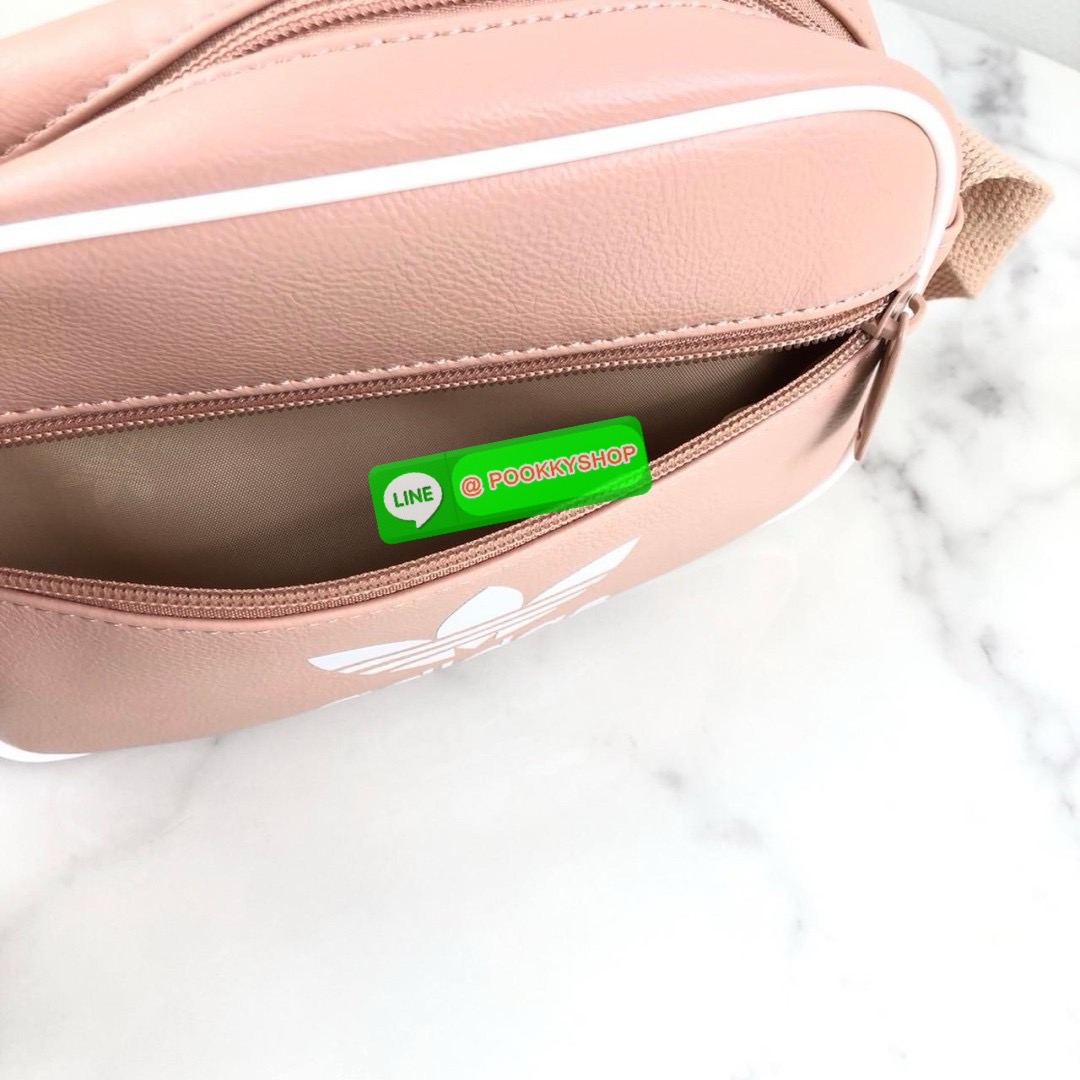 กระเป๋าสะพาย adidas ด้านหน้ามีช่องซิป 1 ช่อง ด้านบนเปิด - ปิดกระเป๋าด้วยซิป ด้านในโล่ง สายสะพาย สามารถปรับได้ Free Size ค่ะ