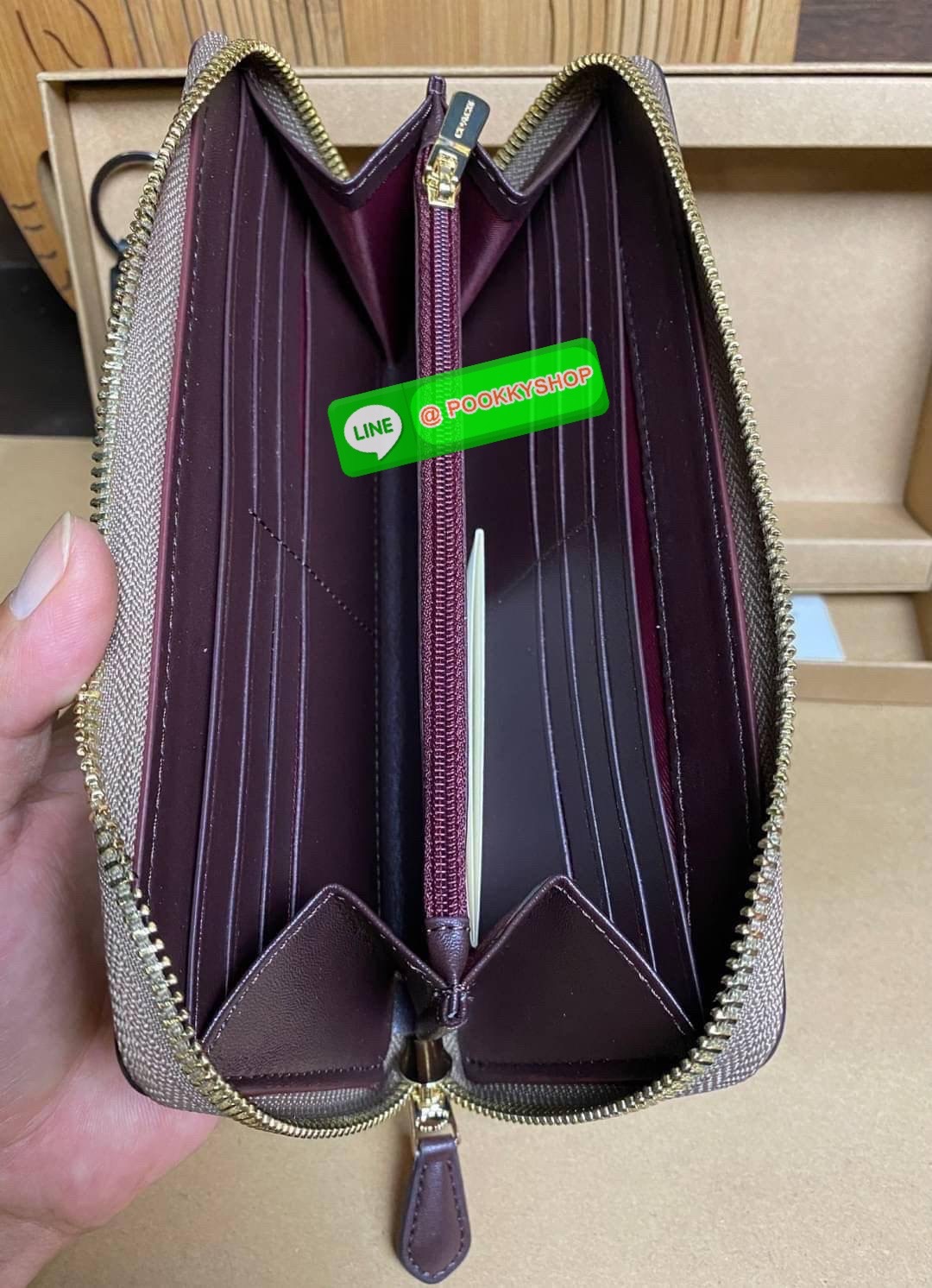 COACH ACCORDION ZIP WALLET IN SIGNATURE CANVAS กระเป๋าสตางค์ใบยาว ซิปรอบ ใช้งานง่าย ด้วยฟังค์ชั้น ด้านใน ใส่บัตรได้จุใจ มีช่องซิปใส่เหรียญตรงกลาง โดนใจหลายๆคนไปเรียบร้อยและคลาสสิค เรียบหรูดูแพงตลอดกาล ยกให้รุ่นนี้เลย