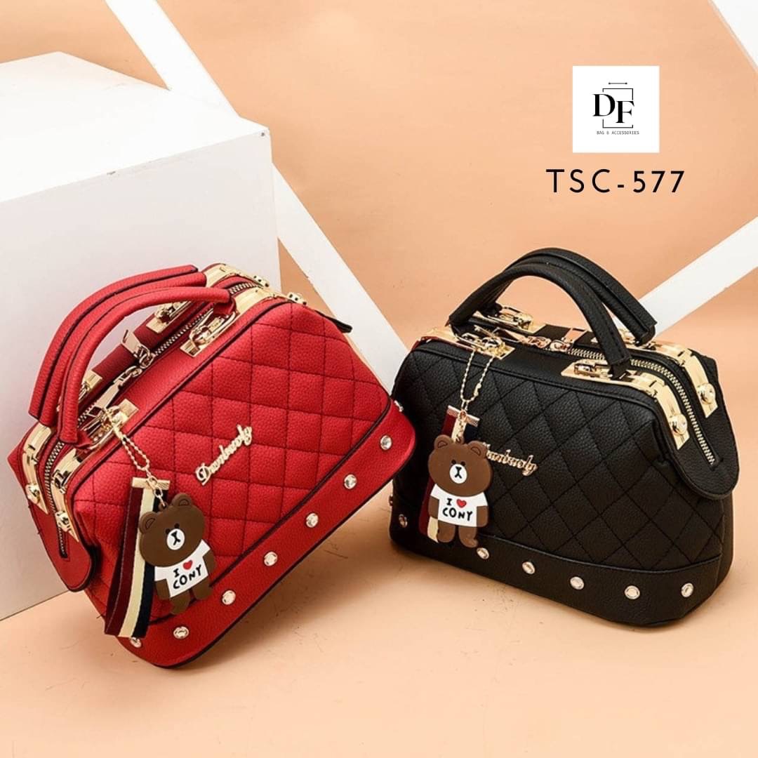 สินค้าพร้อมส่ง กระเป๋าสะพายข้าง งานวัสดุคุณภาพพรีเมี่ยม ประดับหมุด มาพร้อมพวงกุญแจน้องหมีสุดน่ารัก