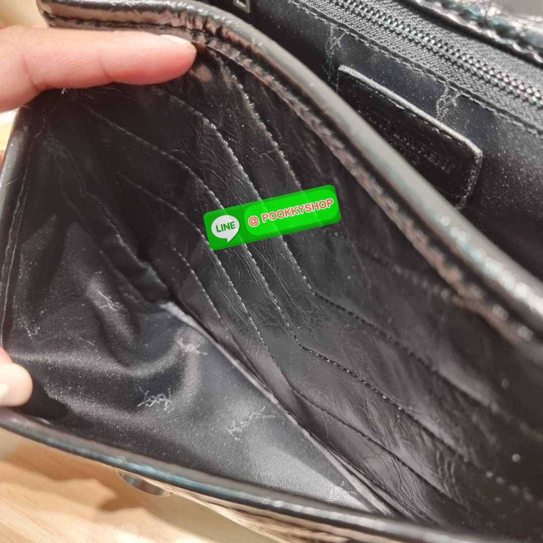 Yves Saint laurent shoulder bag with gwp กระเป๋าสะพายพรีเมี่ยมกิ๊ฟ จากเคาน์เตอร์ vip dutyfree ทรงคลาสสิค สุดฮอต ที่ใครๆก็ต้องมีใช้ ดีไซน์เรียบหรู วัสดุหนังแกะสัมผัสดี ใช้งานง่ายเพียงแค่เปิด-ปิดด้วยกระดุมแม่เหล็ก ภายในโล่งกว้าง จุของได้เลยสบายๆ กระเป๋าสตาง