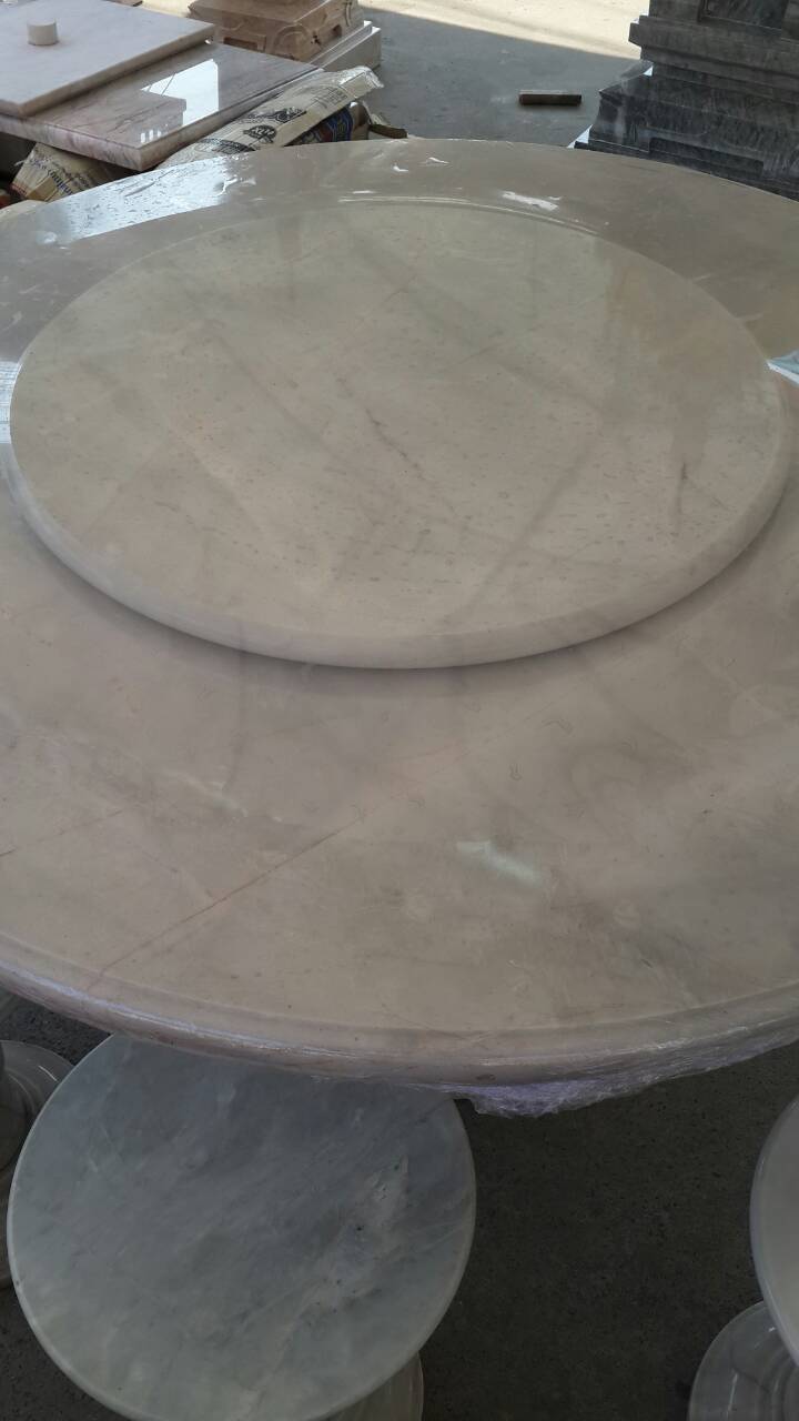 โต๊ะหินอ่อนสีน้ำผึ้งทอง ขนาด 130 เซนติเมตร เก้าอี้ 6 ตัว โต๊ะสูง 80 เซนติเมตร