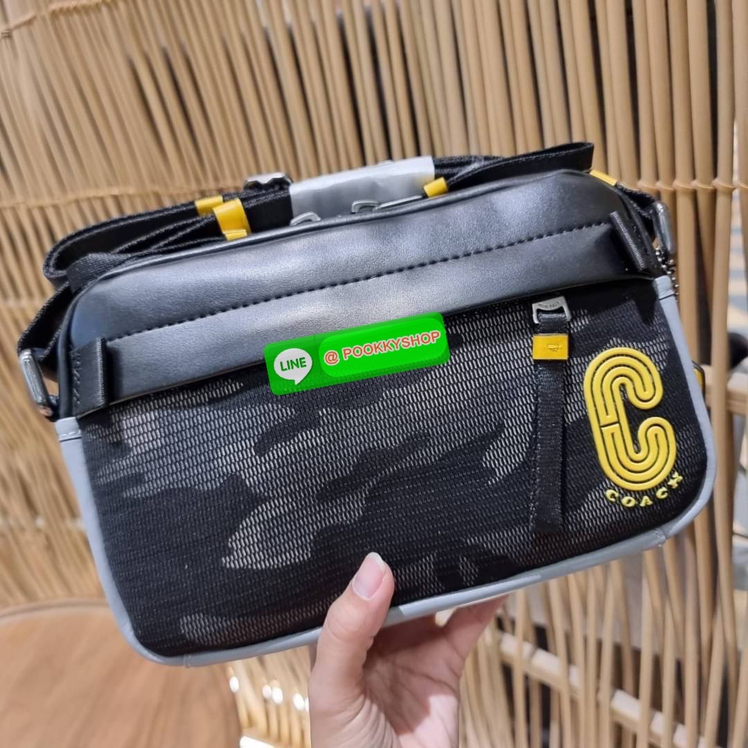 COACH 2373 EDGE CROSSBODY ความเท่ never die!! กระเป๋าครอสบอดี้ทรงยอดฮิต ที่หนุ่มๆไม่ควรพลาด รูปทรงดีไซน์คลาสสิค ใช้งานง่าย วัสดุหนังแท้สลับแคนวาส โดดเด่นด้วยลูกเล่นโทนสี ตัวกระเป๋ามีซิปหลัก และซิปด้านหน้า พร้อมช่องแยกด้านหลัง ใส่ของไปเลยเน้นๆ ใส่โทรศัพท์ม