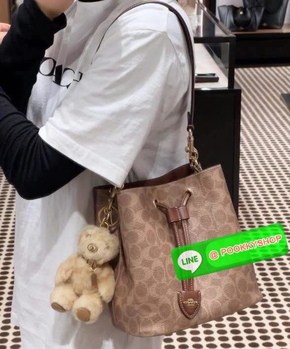 Coach Roan Bucket Bag Signature Canvas CBH07 กระเป๋าทรงบัคเก็ตใบเก๋ ดีไซน์คลาสสิก ลายซิกเนเจอร์สุดฮิต ใส่ได้ทุกโอกาส มาพร้อมสายสะพายปรับได้ ถอดได้ ใช้งานได้ทั้งสะพายไหล่ / crossbody / handheld