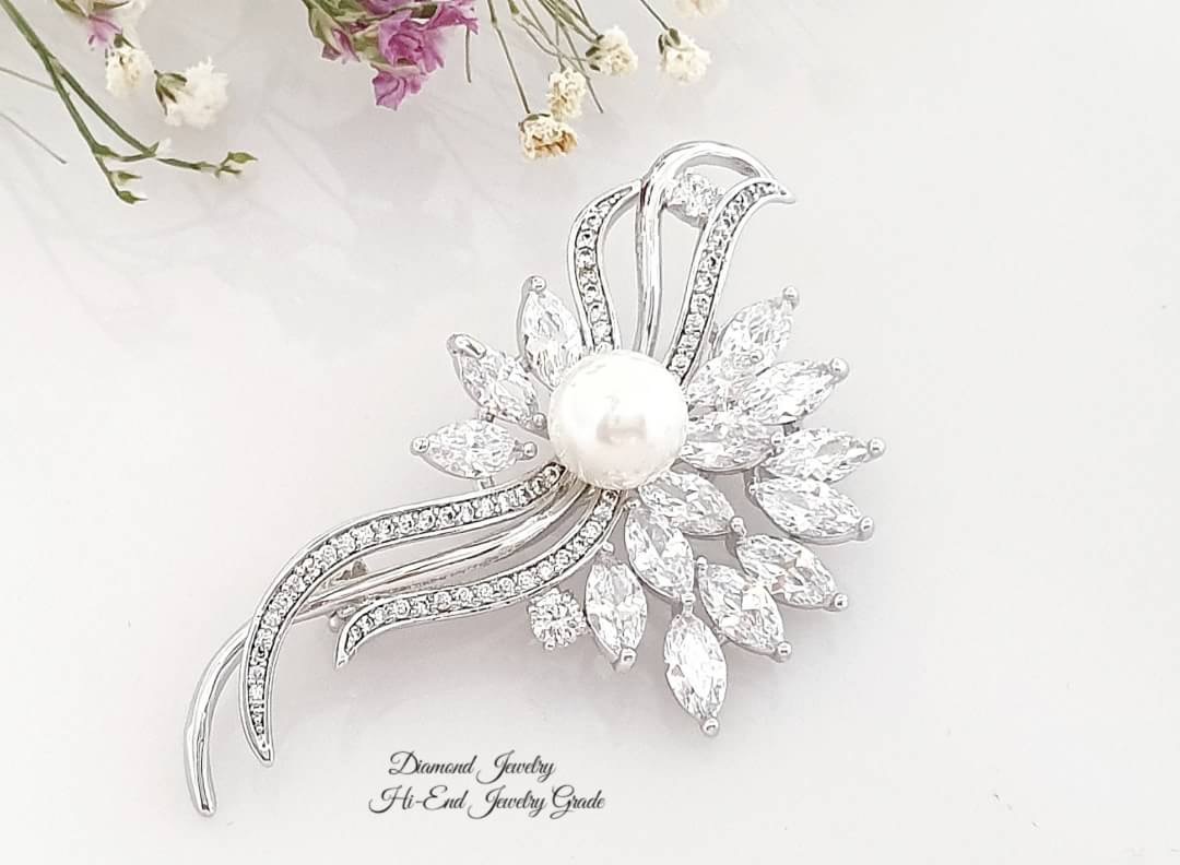 New Arrival !!! Diamond Brooch เข็มกลัดงานเพชร CZ แท้ ประดับมุก งานสวยดูดี เพชรขาวใส ไม่ขุ่นแม้แต่เม็ดเดียว ซื้อไปไม่ผิดหวังแน่นอนค่ะ กลัดเพิ่มมูลค่าชุดเก่งได้เยอะเลยจ้า