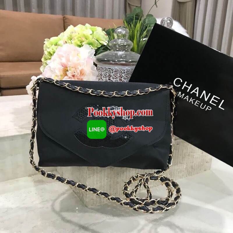 ห้ามพลาดรุ่นใหม่ล่าสุด! Chanel Envelope Cosmetic Bag With Chain VIP Gift With Purchase (GWP) พรีเมี่ยมเเท้จาก Chanel Cosmetic Counter ดีไซน์รูปซองจดหมายวัสดุ Nylon&Polyester 100% อยู่ทรงสวยด้านหน้าประดับโลโก้แบรนด์วิ้งๆสวยหรูดูดี เปิดปิดด้วยฝาปิดพร้อมซิปแ