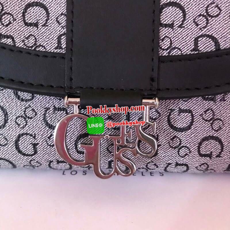 Guess leather wallet กระเป๋าสตางค์ใบกลาง ด้านหน้าแต่งโลโก้แบรนด์โลหะสวยหรูลายซิกเนเจอร์ของแบรนด์ ภายในมีช่องใส่ธนบัตร บัตรต่างๆ ช่องใส่รูป มีช่องยาว 3 ช่อง ใส่ธนบัตร ด้านหลังมีช่องซิปใส่เหรียญ ปิดเปิดใช้งานสะดวก ถือถนัดมือ ขนาดกำลังพอเหมาะ ดีไซร์หรูสวยงาม